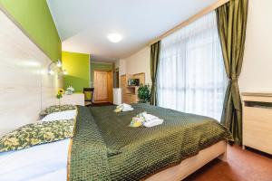 A bed or beds in a room at Hotel Flóra