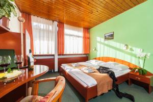 A bed or beds in a room at Hotel Flóra