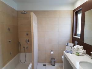 Koupelna v ubytování El Greco Hotel