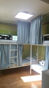 Tempat tidur susun dalam kamar di Dadam Guesthouse