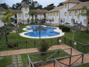 a view of the courtyard of a resort at Residencial Golf Playa IV in Islantilla