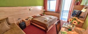 A bed or beds in a room at Hotel Flóra