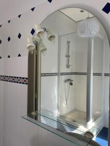a bathroom with a shower with a mirror at La Raimbauderie, villa 4 étoiles, avec clim, au coeur de la nature et des vignobles in La Chapelle-Montlinard +25 photos