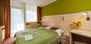 A bed or beds in a room at Hotel Flóra