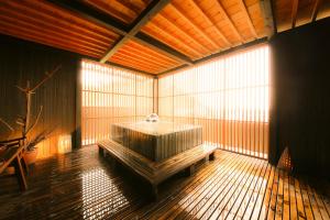 een grote kamer met een bad in een gebouw bij 旅館かわな -Ryokan Kawana- in Kimitsu