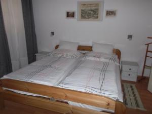 Säng eller sängar i ett rum på Villa Daheim Semmering
