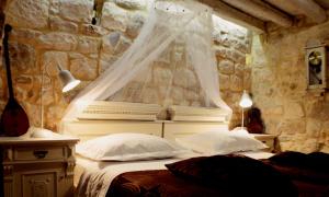 - une chambre avec un lit et une moustiquaire dans l'établissement Villa Residence Burgus-Antium, à Trogir