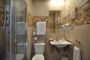 Koupelna v ubytování Hostal la Fuente + 37 fotografií