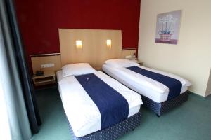Ein Bett oder Betten in einem Zimmer der Unterkunft Hotel Sternzeit