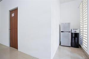 Kuchyň nebo kuchyňský kout v ubytování RedDoorz @ Kebon Kacang