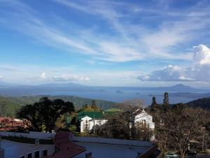 una vista dell'oceano da un edificio di Tagaytay Modern Minimalistic Condo a Tagaytay