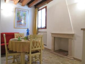 ヴェネツィアにあるCaterina's Homeのダイニングルーム(テーブル、暖炉付)