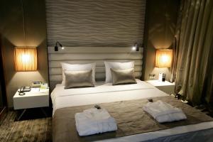 エディルネにあるRYS ホテルのベッドルーム1室(大型ベッド1台、枕2つ付)