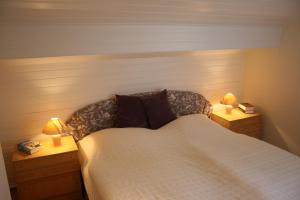 sypialnia z łóżkiem i 2 lampkami na stolikach nocnych w obiekcie Haus Schwalbennest w mieście Undeloh