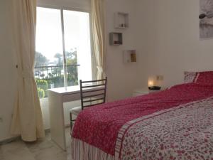 sypialnia z łóżkiem, biurkiem i oknem w obiekcie Appartement Penthouse II 15 - 5 w mieście Mijas Costa +37 zdjęć
