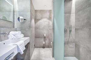Bilik mandi di R hotel experiences