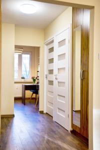 una habitación vacía con una puerta y una mesa en Apartament Fryderyk Premium 2, en Nysa