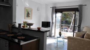 een keuken en een woonkamer met uitzicht op een patio bij Apartamento Tosca Mar 2 in Moraira