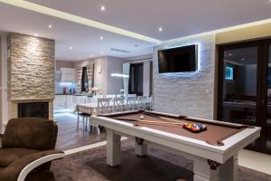 a living room with a pool table and a kitchen at Quality House - Cisza nad Doliną in Zakopane