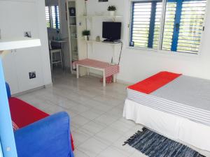 - une chambre avec un lit et une télévision dans l'établissement Ikaria Village Studio, à Paphos