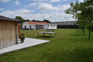 een picknicktafel in het midden van een tuin bij Herkenhoek 5 bedroom apartment in Heeswijk-Dinther