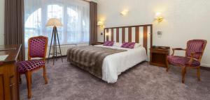 Cama ou camas em um quarto em Hôtel De France