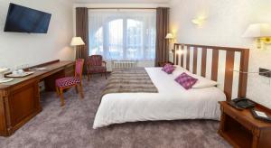 Cama ou camas em um quarto em Hôtel De France