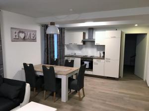 a kitchen and dining room with a table and chairs at Ferienwohnungen Tannenhof in Steinen