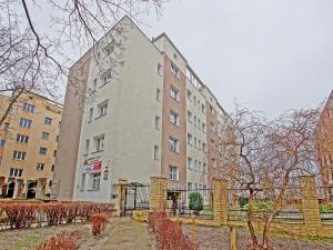 グディニャにあるGdynia Comfort Apartments 1の木立の前の街中の建物