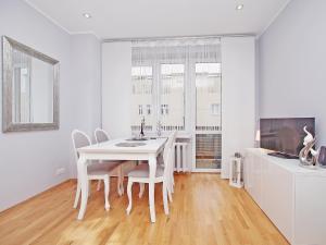 Televízia a/alebo spoločenská miestnosť v ubytovaní Gdynia Comfort Apartments 1
