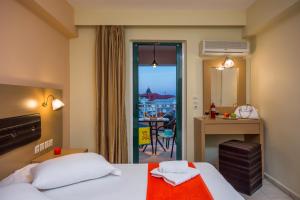 Postel nebo postele na pokoji v ubytování Kozanos Hotel & Suites + 37 fotografií