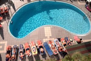 Bassein majutusasutuses Louvre Hotel või selle lähedal