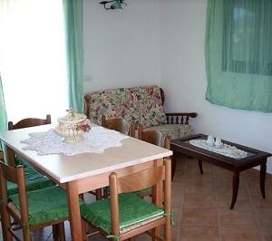 ブドーニにあるcasa vacanze gabriele S2のリビングルーム(テーブル、ソファ付)