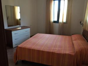 ブドーニにあるcasa vacanze gabriele S2のベッドルーム1室(ベッド1台、ドレッサー、鏡付)