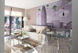 sala de estar con sofá blanco y mesa de cristal en Eric Vökel Boutique Apartments - Sagrada Familia Suites, en Barcelona
