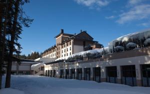 un gran edificio con nieve en el suelo en Jura Hotels Ilgaz Mountain Resort, en Ilgaz