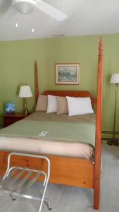 Un pat sau paturi într-o cameră la Five Star Inn - Maggie Valley
