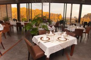 Isalo Rock Lodge tesisinde bir restoran veya yemek mekanı
