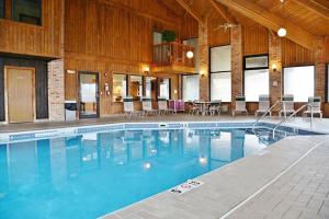 ein großer Pool in einem großen Gebäude in der Unterkunft Country Hearth Inn & Suites - Kenton in Kenton