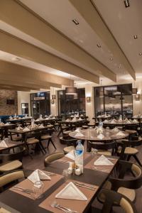 a restaurant with tables and chairs in a room at Ilgaz Mountain Resort Hotel in Ilgaz