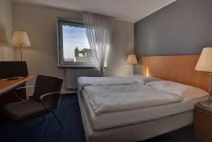 ein Hotelzimmer mit zwei Betten, einem Schreibtisch und einem Computer in der Unterkunft Hotel Henrietta in Prag