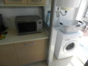 コニル・デ・ラ・フロンテーラにあるCasitasmanoli Conilのキッチン(電子レンジ、洗濯機付)