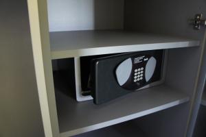 a microwave on a shelf in a room at Hotel & Gasthaus Die Perle in Perlen