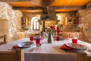cocina con mesa y mantel blanco en Villa Zamelinjak en Vrbnik