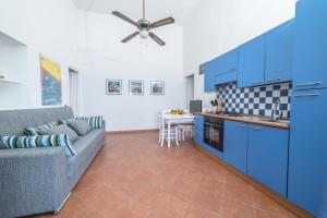 Кухня або міні-кухня у Aeolian Salina Apartments