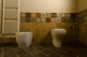 uma casa de banho com um WC e um chuveiro em Ostello San Miniato em San Miniato