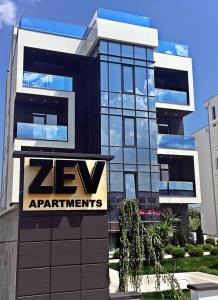 ママイア・ノルドにあるImperia by Zev Apartmentsの前方にゼブ署名がある建物