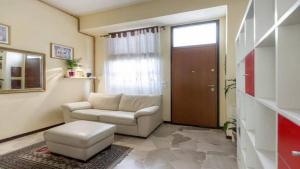 A seating area at Apartment Pink21