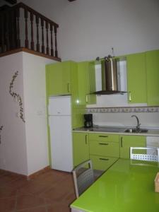 Kuchnia lub aneks kuchenny w obiekcie Apartamentos Puente Viesgo Anjana