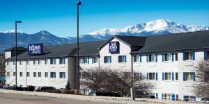 InTown Suites Extended Stay Colorado Springs v zimě